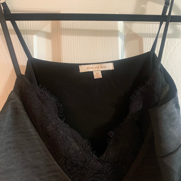 Skies are blue black silky tank top - Picture 3 of 5